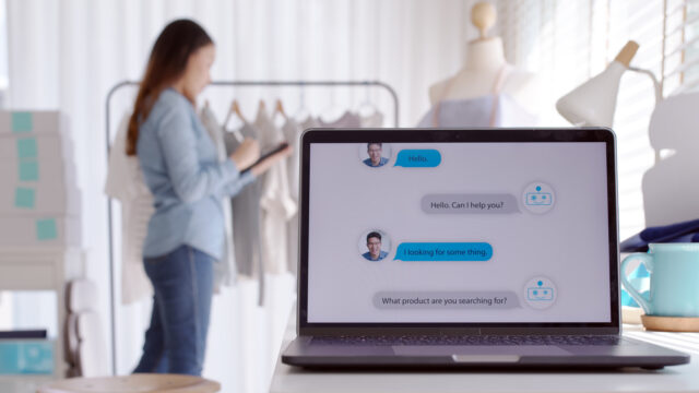 chatbot-conversation-on-laptop-screen-app-interfac-2021-12-09-19-43-39-utc GUADAGNARE COME OPERATORE O MODERATORE DI CHAT