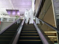 LO SCEICCO DI DUBAI FESTEGGIA IL SUO 74° COMPLEANNO AL CENTRO COMMERCIALE TRA I PASSANTI