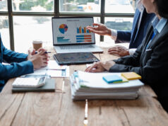 CARATTERISTICHE DELL’IMPRENDITORE DIGITALE: L’ANALISI DEI BISOGNI businessman analizing