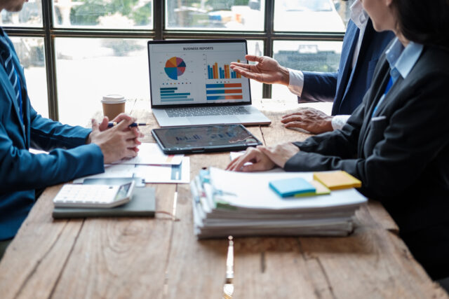 CARATTERISTICHE DELL'IMPRENDITORE DIGITALE - L'ANALISI DEI BISOGNI businessman analizing