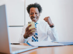 CARATTERISTICHE DELL’IMPRENDITORE DIGITALE: CELEBRARE I SUCCESSI Businessman che festeggia