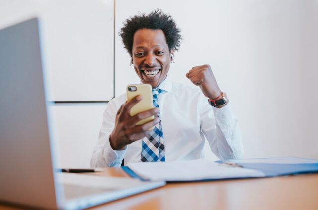 CARATTERISTICHE DELL'IMPRENDITORE DIGITALE: CELEBRARE I SUCCESSI Businessman che festeggia