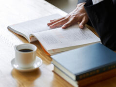 CARATTERISTICHE DELL’IMPRENDITORE DIGITALE; LA LETTURA Businessman legge