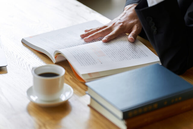 CARATTERISTICHE DELL'IMPRENDITORE DIGITALE: LA LETTURA Businessman legge