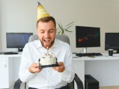 CARATTERISTICHE DELL’IMPRENDITORE DIGITALE: SAPER APPREZZARE Businessman celebrating