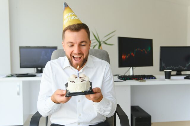 CARATTERISTICHE DELL'IMPRENDITORE DIGITALE - SAPER FESTEGGIARE Businessman celebrating