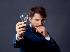 CARATTERISTICHE DELL’IMPRENDITORE DIGITALE: ESSERE BRILLANTI Businessman brillante