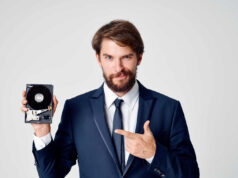 CARATTERISTICHE DELL’IMPRENDITORE DIGITALE: SAPER SDRAMATIZZARE Businessman