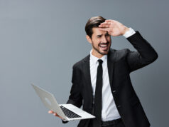 CARATTERISTICHE DELL’IMPRENDITORE DIGITALE: LASCIARSI STUPIRE Amazed Businessman