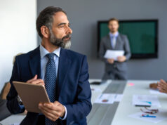 CARATTERISTICHE DELL’IMPRENDITORE DIGITALE: IMPARARE DAGLI ERRORI ALTRUI Businessman learning
