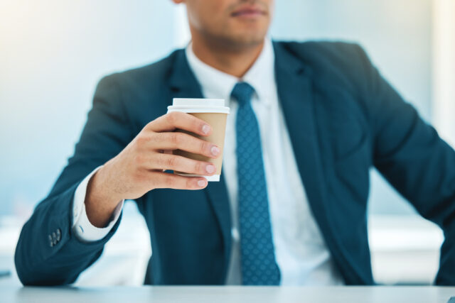 CARATTERISTICHE DELL'IMPRENDITORE DIGITALE: LIMITARE IL CONSUMO DI CAFFEINA Businessman Coffee