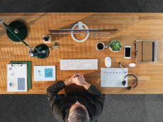CARATTERISTICHE DELL’IMPRENDITORE DIGITALE: PERFETTA POSTAZIONE DI LAVORO Businessman desk