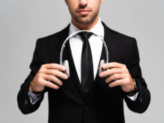 CARATTERISTICHE DELL’IMPRENDITORE DIGITALE: ASCOLTARE BUONA MUSICA Businessman