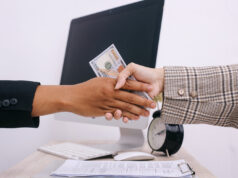 CARATTERISTICHE DELL’IMPRENDITORE DIGITALE: RETRIBUIRE CORRETTAMENTE I COLLABORATORI businessman