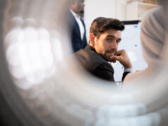 CARATTERISTICHE DELL’IMPRENDITORE DIGITALE: LO SGUARDO CONVINCENTE businessman eyes