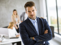 CARATTERISTICHE DELL’IMPRENDITORE DIGITALE: MAI ADAGIARSI! Strong businessman