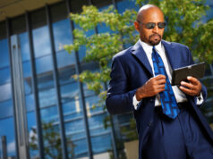 CARATTERISTICHE DELL’IMPRENDITORE DIGITALE: STARE AL PASSO COI TEMPI cool businessman