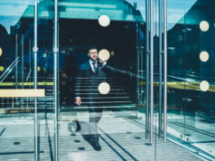 CARATTERISTICHE DELL’IMPRENDITORE DIGITALE: PREPARARE UNA EXIT STRATEGY Businessman