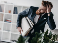 CARATTERISTICHE DELL’IMPRENDITORE DIGITALE: RIENTRARE IN UFFICIO DALLE FERIE Businessman