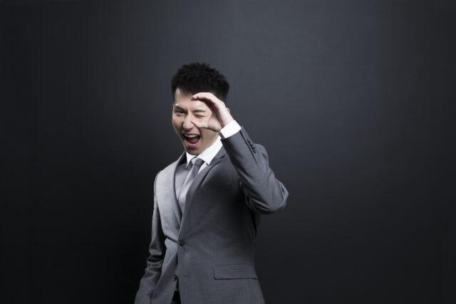 CARATTERISTICHE DELL'IMPRENDITORE DIGITALE: FOCALIZZARSI SUGLI OBIETTIVI Imprenditore concentrato